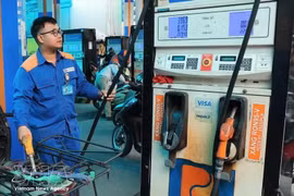 Un trabajador de Petrolimex reposta una motocicleta. (Foto: VNA)