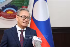 El ministro de Relaciones Exteriores de Laos, Thongsavanh Phomvihane, responde a las preguntas de la VNA (Foto: VNA)