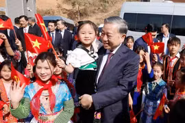 El secretario general del Partido Comunista de Vietnam, To Lam, asiste a la ceremonia de inauguración de la Escuela Internada de Primaria y Secundaria Si Pa Phin, provincia de Dien Bien. (Foto: VNA)