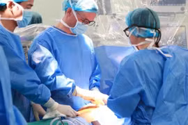 Los médicos realizan la operación (Foto: Hospital Militar Central 108)