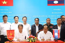 Autoridades de la ciudad centrovietnamita de Da Nang y de la provincia laosiana de Sekong firman el acta de la reunión (Foto: VNA)