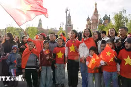 Los vietnamitas en Rusia se reúnen para recibir a la delegación militar de su país. (Foto: VNA)