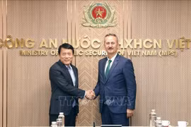 El ministro de Seguridad Pública, general Luong Tam Quang (izquierda), recibe a Haluk Görgün, presidente de la Agencia de Industria de Defensa de Turquía (Foto: VNA)