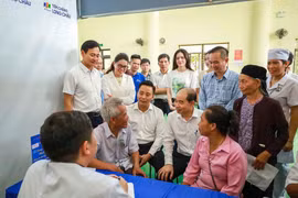 Pobladores de la comuna de Minh Chau reciben chequeo de salud integral gratuito