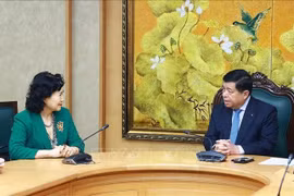 El viceprimer ministro vietnamita Nguyen Chi Dung dialoga con Tao Yitao, directora del Centro de Investigación de Zonas Económicas Especiales de China, adscrito a la Universidad de Shenzhen, en la provincia de Guangdong (Foto: VNA)