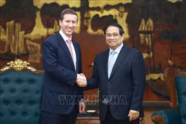 El primer ministro de Vietnam, Pham Minh Chinh (derecha), recibe a Jeffrey Perlman, director ejecutivo de Warburg Pincus (Foto: VNA)