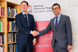 El embajador de Vietnam en Austria, Vu Le Thai Hoang (derecha), se reúne con Tobias Lang, director del Centro Austriaco para la Paz. (Foto: VNA)