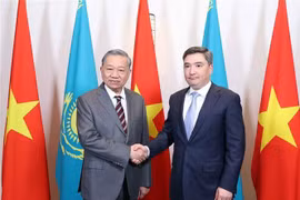 El secretario general del Partido Comunista de Vietnam, To Lam (izquierda), se reúne con el primer ministro kazajo, Olzhas Bektenov (Foto: VNA)