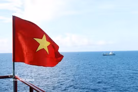 Bandera nacional de Vietnam ondea con orgullo sobre sus territorios marítimos