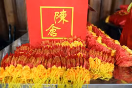 El Comité Organizador preparó 180 mil raciones de comidas para repartir a los pobladores y visitantes en el área alrededor del Templo Tran Thuong (Foto: VNA)