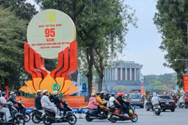 Una gran pancarta que celebra el 95º aniversario de la fundación del PCV en la calle Dien Bien Phu, Hanoi (Foto: VNA)