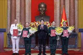El presidente de Vietnam, Luong Cuong (centro), otorga rango de Coronel General a altos oficiales del Ejército y la Policía. (Foto: VNA)