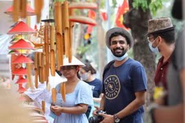 Turistas extranjeros visitan Hanoi (Foto: VNA)