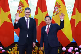 El primer ministro de Vietnam, Pham Minh Chinh (derecha), y el presidente del Gobierno de España, Pedro Sánchez (Foto: VNA)