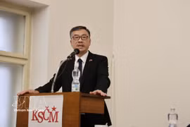 El embajador de Vietnam en la República Checa, Duong Hoai Nam, interviene en la cita (Foto: VNA)