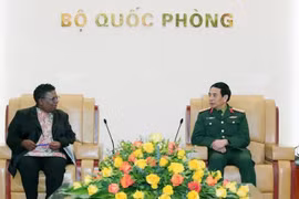 El general Phan Van Giang, ministro de Defensa de Vietnam, recibe a la secretaria general interina de Defensa de Sudáfrica, Thobekile Gamede (Foto: VNA)