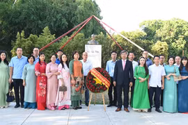 Representantes de la comunidad de vietnamitas en Cuba rinde homenaje al Presidente Ho Chi Minh (Foto: VNA)