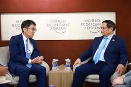 El primer ministro de Vietnam, Pham Minh Chinh (derecha), conversa con el profesor Tetsuya Watanabe, presidente del ERIA (Foto: VNA)