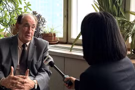 Georgy Toloraia, director ejecutivo del Comité Nacional de Investigación BRICS y director del Centro de Estrategia Rusa en Asia del Instituto de Economía de la Academia de Ciencias de Rusia, responde a las preguntas de la reportera (Foto: VNA)