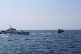 Un barco del Comando de la Región 4 de la Guardia Costera patrulla en el mar (Foto: VNA)