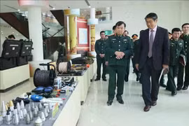 El coronel general Hoang Xuan Chien (izquierda), viceministro de Defensa de Vietnam, y el embajador de Japón en Hanoi, Ito Naoki, aprecian los modelos de procesamiento de señales de material explosivo en el VNMAC. (Foto: VNA)