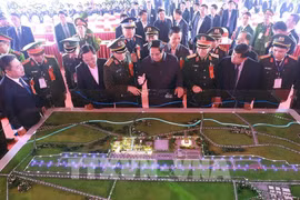 El primer ministro Pham Minh Chinh examina el esquema del aeropuerto internacional Gia Binh (Foto: VNA)