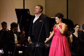 Los artistas de ópera de renombre internacional Kathryn Lewek y Joseph Calleja en el evento (Foto: VNA)