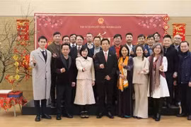 El personal de la Embajada de Vietnam en Corea del Sur posa para una fotografía con representantes de la comunidad de coterráneos en el país insular (Foto: VNA)