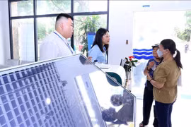 Funcionarios del barrio de Tay Ho, Hanoi, guían a las personas a realizar los trámites administrativos (Foto: VNA)