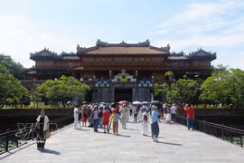 Turistas visitan la Ciudadela Imperial de Hue (Foto: VNA)