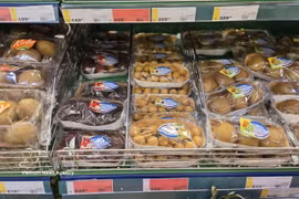 El rambután de Vietnam figura entre las frutas vendidas en el supermercado METRO. (Foto: VNA)