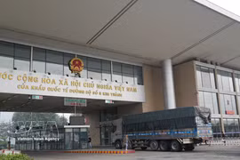 En la puerta fronteriza internacional Kim Thanh - Lao Cai. (Foto: VNA)