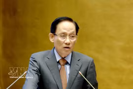 El miembro del Buró Político y ministro de Relaciones Exteriores, Le Hoai Trung, presenta el informe. (Foto: VNA)