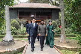 El presidente de Vietnam, Luong Cuong, y su homólogo de Sri Lanka, Anura Kumara Dissanayaka, visitan la casa sobre pilotes del Presidente Ho Chi Minh (Foto: VNA)