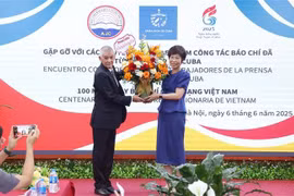 Moisés Pérez Mok, corresponsal de Prensa Latina, felicita la directora general de la VNA, Vu Viet Trang, con motivo del centenario del Día de la Prensa Revolucionaria de Vietnam (Foto: VNA)