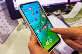 La aplicación Fineasy instalada en un teléfono inteligente de Oppo. (Foto: bangkokpost.com)
