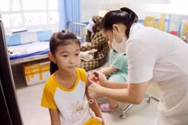 Una niña recibe vacunación contra el sarampión en el Centro de Control de Enfermedades de la provincia de Ninh Thuan. (Foto: VNA)