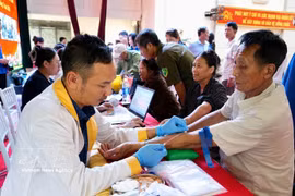 Personal médico recolecta muestras de ADN de familiares de los soldados caídos en la comuna de Yen Lac, provincia de Phu Tho. (Foto: VNA)