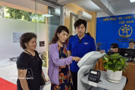 Robots integrados con inteligencia artificial ayudan a los ciudadanos en los trámites administrativos. (Foto: VNA)