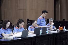 Un representante de la Fiscalía Popular de Hanoi lee las sentencias propuestas para los acusados ​​en el tribunal. (Foto: VNA)
