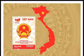 La hoja de recuerdo muestra el emblema nacional de la República Socialista de Vietnam junto a un mapa del país (Foto: VNA)
