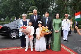 El presidente de Vietnam, Luong Cuong, y su esposa reciben al presidente de Hungría, Sulyok Tamas, y su cónyuge. (Foto: VNA)