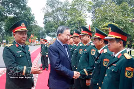 El secretario general del Partido Comunista de Vietnam y presidente de la República, To Lam, saluda a los oficiales. (Foto: VNA)