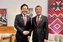 El primer ministro de Vietnam, Le Minh Hung (derecha), se reúne con su homólogo singapurense, Lawrence Wong. (Foto: VNA)