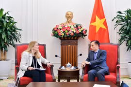El ministro de Relaciones Exteriores de Vietnam, Le Hoai Trung, conversa con la secretaria de Estado para Economía, Educación e Investigación de Suiza, Helene Budliger Artieda. (Foto: Cancillería de Vietnam)
