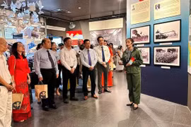Visitantes en la exposición (Foto: https://www.sggp.org.vn/)