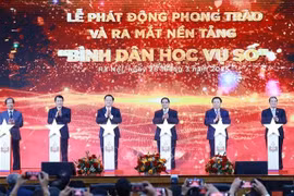 El primer ministro Pham Minh Chinh y los delegados lanzan el movimiento (Foto: VNA)