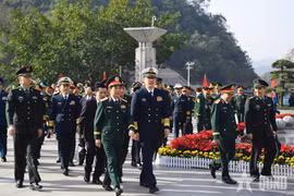 Los oficiales visitan la línea de demarcación fronteriza entre Vietnam y China. (Foto: qdnd.vn)