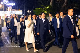 El presidente de Corea del Sur, Lee Jae Myung, y su esposa pasean por las calles de Hanoi (Foto: VNA)