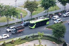 Un autobús eléctrico de la ruta D4 (Vinhomes Grand Park – Estación de autobuses de Saigón) circula por el centro de Ciudad Ho Chi Minh. (Foto: VNA)
